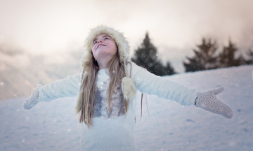 Картинка разное настроения девочка шапка варежки снег зима