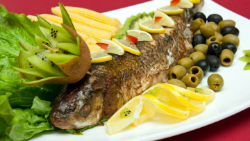 Картинка еда рыбные+блюда +с+морепродуктами кукуруза рыба лимон маслины оливки киви