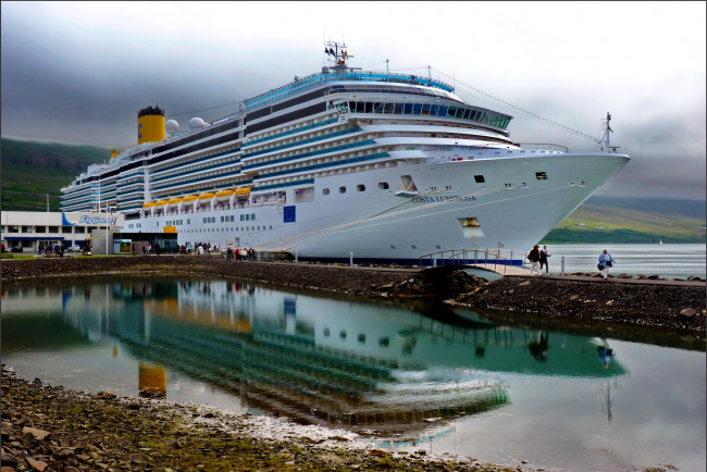 Обои картинки фото costa, luminosa, in, the, akureyri, fjord, исландия, корабли, лайнеры