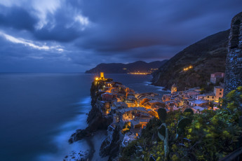 Картинка города -+огни+ночного+города вернацца утес италия дома ночь море