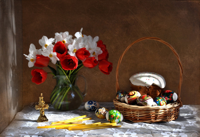 Обои картинки фото праздничные, пасха, весна, тюльпаны, натюрморт, праздник, кулич, композиция, нарциссы, цветы, апрель, букет