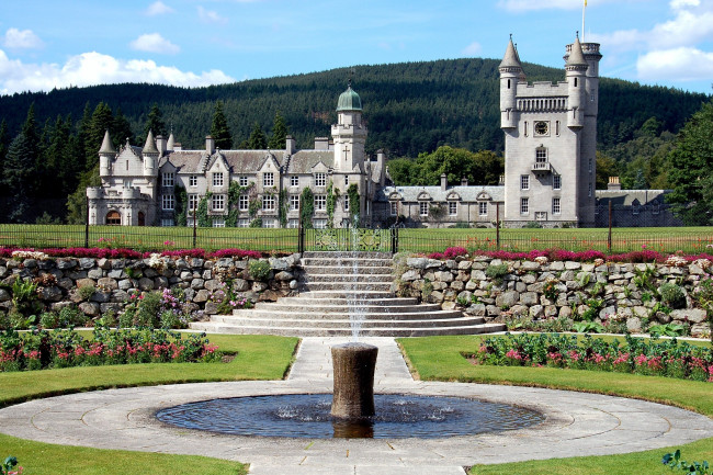 Обои картинки фото замок, балморал, шотландия, города, дворцы, замки, крепости, башни, фонтан, каменный