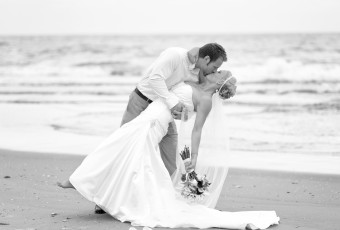 Картинка разное мужчина+женщина берег жених невеста поцелуй море