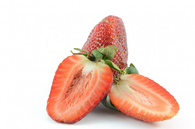 Обои картинки фото еда, клубника,  земляника, дольки, berries, slices, strawberries, ягоды
