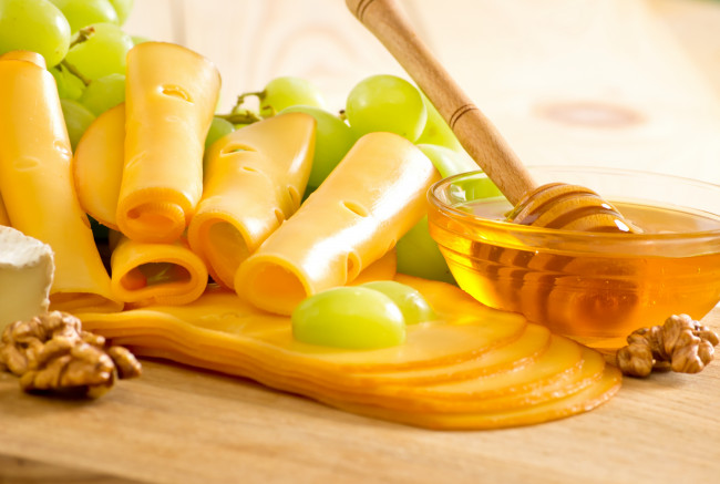 Обои картинки фото еда, сырные изделия, сыр, nuts, мед, орехи, honey, grapes, виноград, cheese