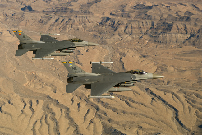 Обои картинки фото авиация, боевые самолёты, пара, истребители, файтинг, фалкон, fighting, falcon, f-16, ландшафт