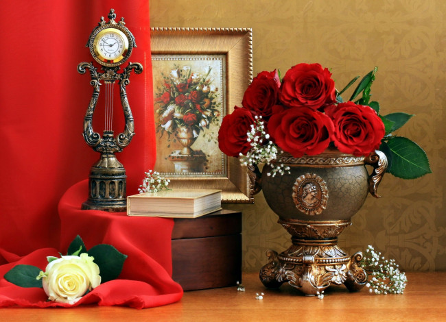 Обои картинки фото цветы, розы, гипсофила, ваза, книга, часы