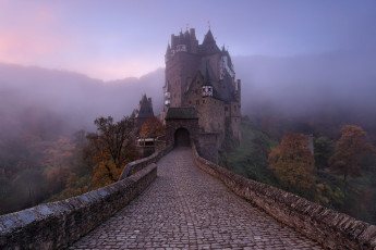 Картинка города замки+германии осень замок эльц дымка туман германия