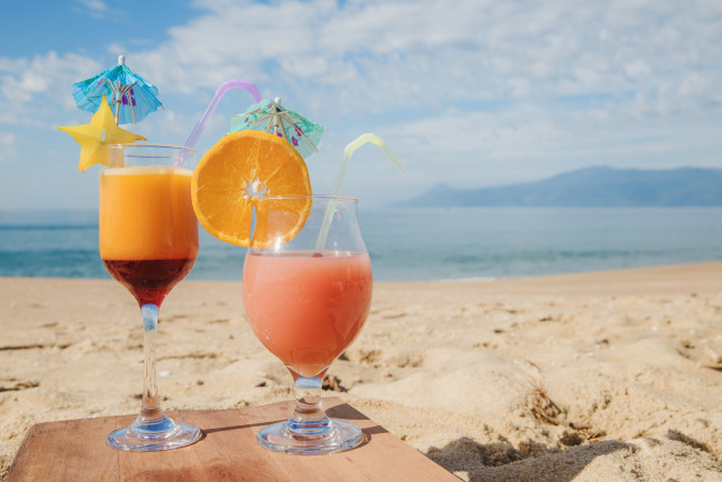 Обои картинки фото еда, напитки,  коктейль, песок, пляж, море, апельсин, коктейль, цитрус, побережье