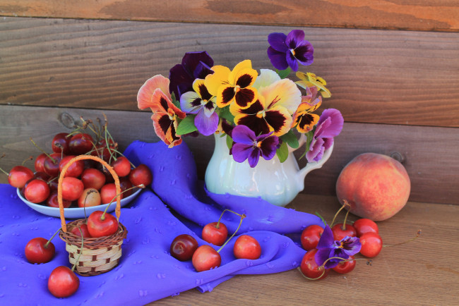 Обои картинки фото еда, натюрморт, анютины, глазки, вишня, цветы, ваза, персик