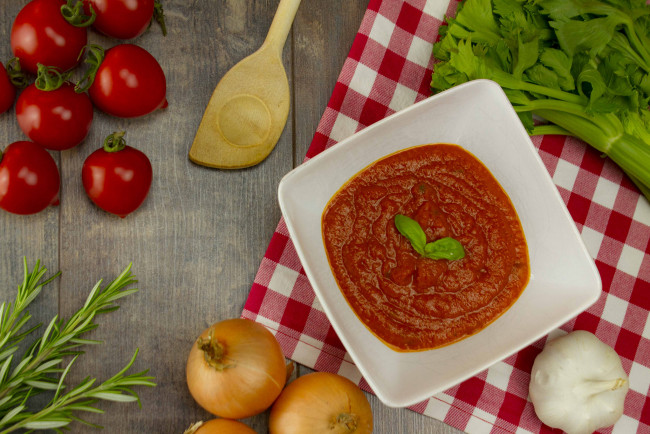 Обои картинки фото еда, разное, кетчуп, лук, зелень, томат