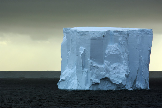 Обои картинки фото природа, айсберги и ледники, storm, iceberg, sea