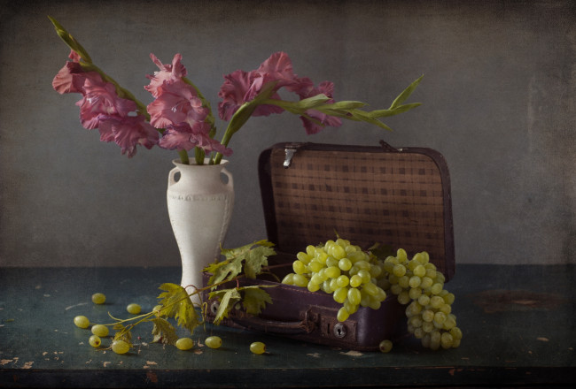 Обои картинки фото еда, виноград, гладиолусы, цветы, ваза, чемодан