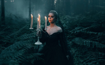 Картинка девушки -unsort+ креатив ситуация девушка the black widow посвечник adam bird свечи папоротник лес