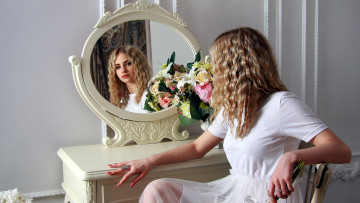 Картинка девушки -+блондинки +светловолосые зеркало букет локоны