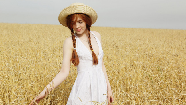 Обои картинки фото девушки, jia lissa, поле, пшеница, шляпка, косы