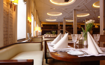 Картинка интерьер кафе рестораны отели сервировка бокалы хрусталь посуда салфетки белый диван
