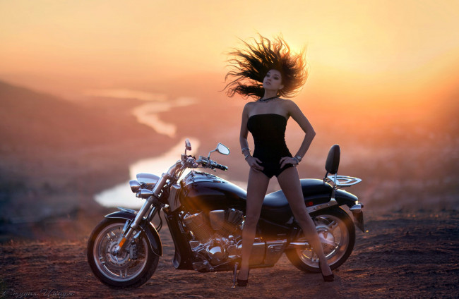 Обои картинки фото мотоциклы, мото, девушкой, закат