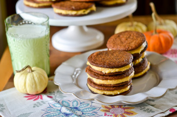 Картинка pumpkin cream cookie sandwiches еда пирожные кексы печенье тыквы молоко
