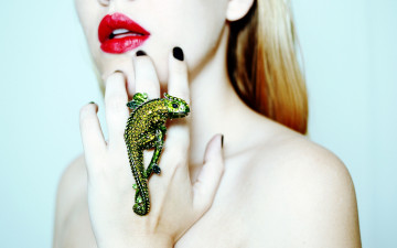 Картинка разное украшения аксессуары веера хамелеон перстень кольцо рука губы девушка