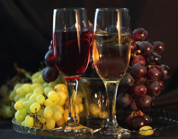 Обои картинки фото еда, напитки, вино, бокалы, виноград
