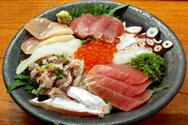 Обои картинки фото еда, рыба, морепродукты, суши, роллы, кальмары, тунец, икра