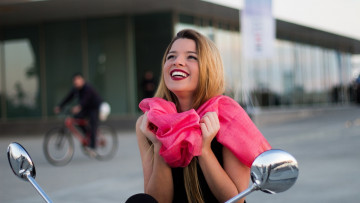 Картинка девушки -+рыжеволосые+и+разноцветные розовый шарф улыбка
