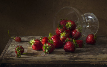 Картинка еда клубника +земляника стол бокал ягоды спелые