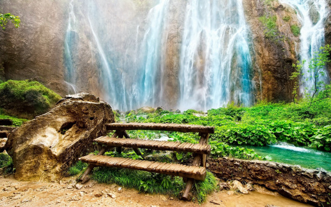 Обои картинки фото природа, водопады, водопад, скала, камни, ручей, скамья
