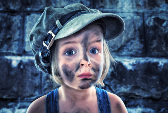 Картинка разное дети девочка кепка лицо грязь стена
