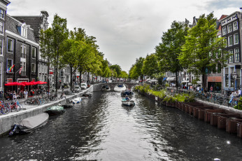 обоя города, амстердам , нидерланды, канал, мост, набережная, туристы, лодки