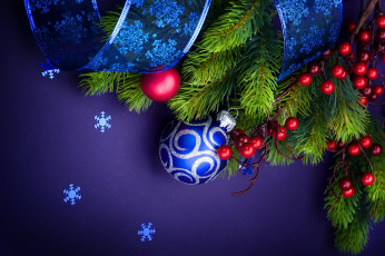 Картинка праздничные украшения снежинки еловая ветка шарик