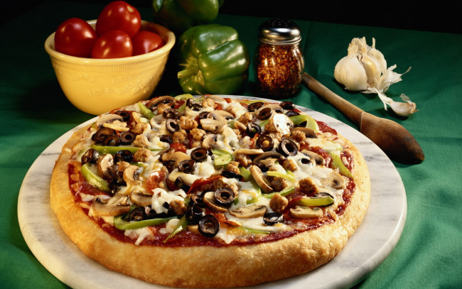 Обои картинки фото еда, пицца, чеснок, перец, оливки, паприка, помидоры, томаты