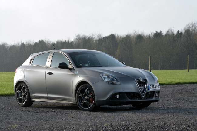 Обои картинки фото автомобили, alfa romeo, 940, uk-spec, giulietta, launch, edition, verde, alfa, romeo, quadrifoglio, 2014г, серый