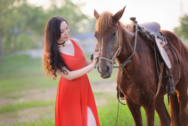 Обои картинки фото девушки, -unsort , азиатки, конь, девушка, улыбка, лето, лошадь, азиатка, платье