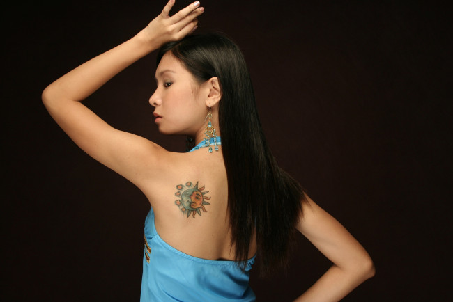 Обои картинки фото девушки, -unsort , азиатки, серьги, татуировка, платье