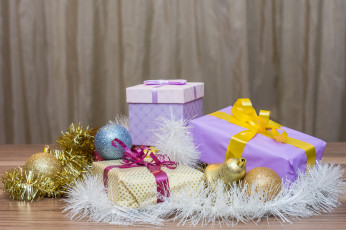 Картинка праздничные подарки+и+коробочки праздник мишура шары игрушки подарки новый год
