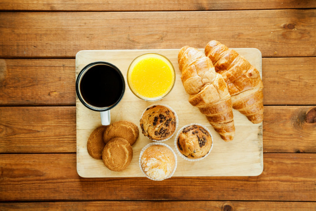 Обои картинки фото еда, хлеб,  выпечка, сок, кофе, круассан, кексы