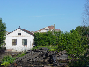 Картинка фабрика разное сооружения постройки небо дом доски вода деревья хлам