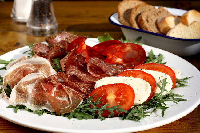 Обои картинки фото еда, салаты, закуски, колбаса, помидор, руккола, ветчина, моцарелла, томаты