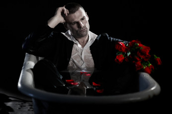 Картинка stephen+dunlevy мужчины мокрый костюм розы цветы ванна