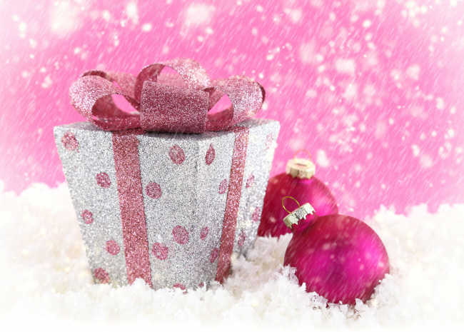 Обои картинки фото праздничные, подарки и коробочки, снег, шарики, подарок, коробка