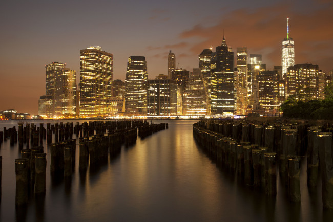Обои картинки фото manhattan, города, нью-йорк , сша, огни, сваи, ночь