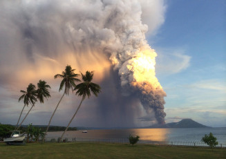 обоя природа, стихия, зарево, клубы, кратер, тучи, молния, дым, огонь, небо, вулкан, извержение, лава