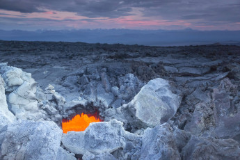 Картинка природа стихия молния тучи кратер небо огонь лава пепел клубы зарево вулкан извержение дым