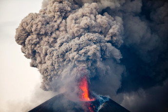 обоя природа, стихия, вулкан, молния, тучи, кратер, небо, огонь, пепел, зарево, клубы, дым, лава, извержение