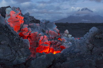 Картинка природа стихия клубы дым огонь небо кратер тучи молния лава извержение вулкан зарево пепел