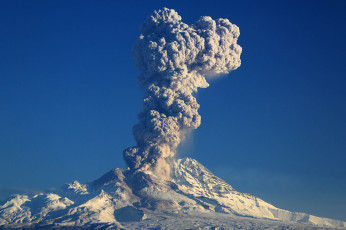 Картинка природа стихия небо огонь лава извержение вулкан зарево клубы дым молния тучи кратер