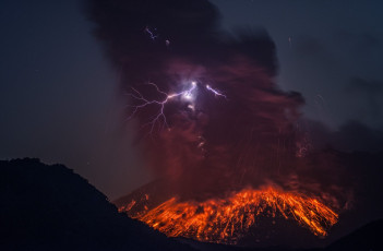 обоя природа, стихия, пепел, дым, молния, тучи, кратер, лава, извержение, вулкан, небо, огонь, зарево, клубы