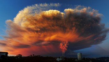 обоя природа, стихия, небо, огонь, зарево, лава, клубы, дым, извержение, молния, тучи, вулкан, кратер